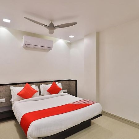 Oyo 23289 Hotel Anmol Palace Ahmedabad Exterior foto