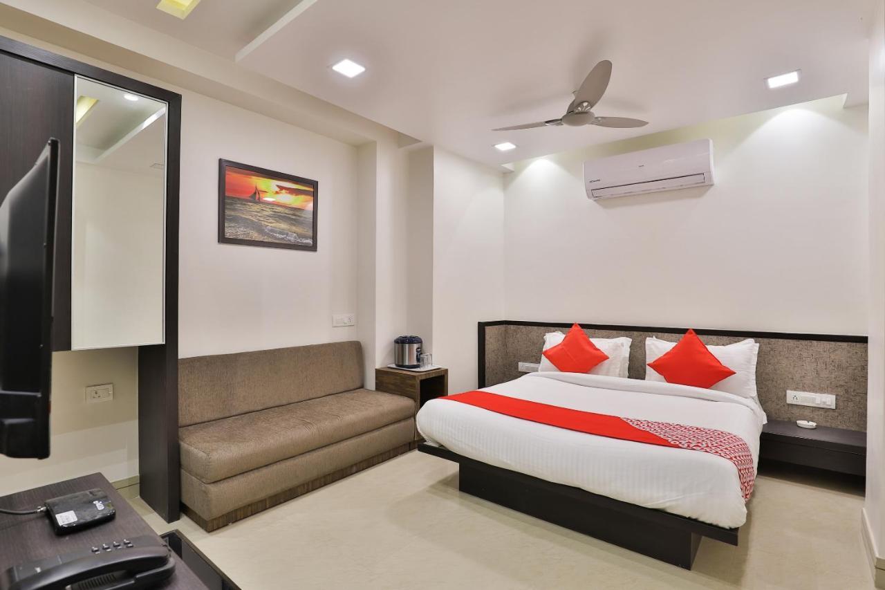 Oyo 23289 Hotel Anmol Palace Ahmedabad Exterior foto