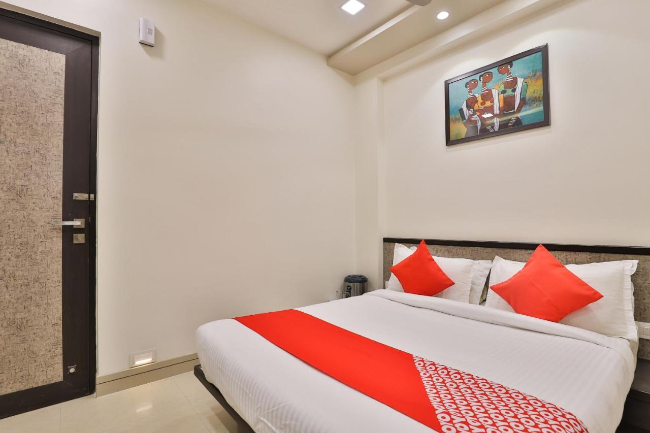 Oyo 23289 Hotel Anmol Palace Ahmedabad Exterior foto