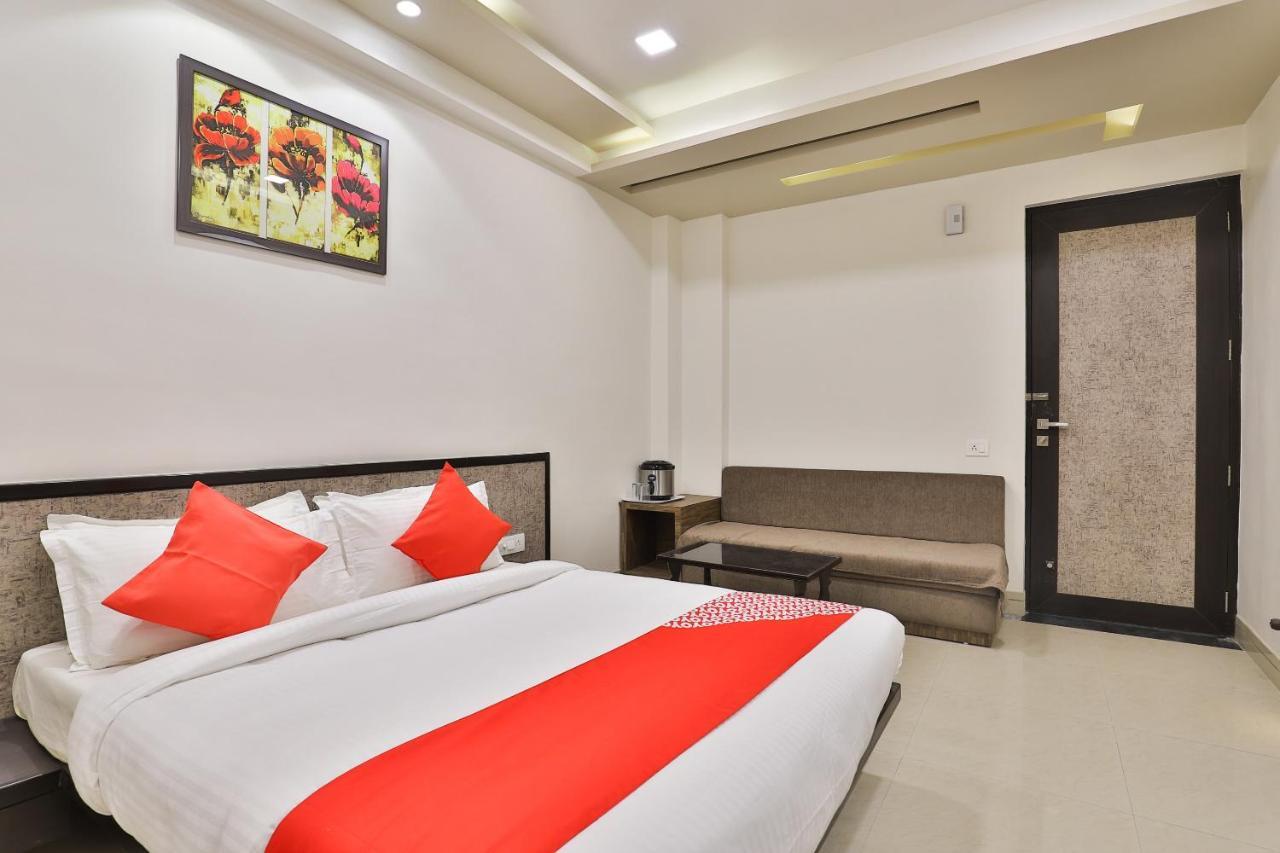 Oyo 23289 Hotel Anmol Palace Ahmedabad Exterior foto