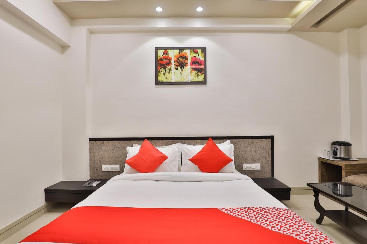 Oyo 23289 Hotel Anmol Palace Ahmedabad Exterior foto
