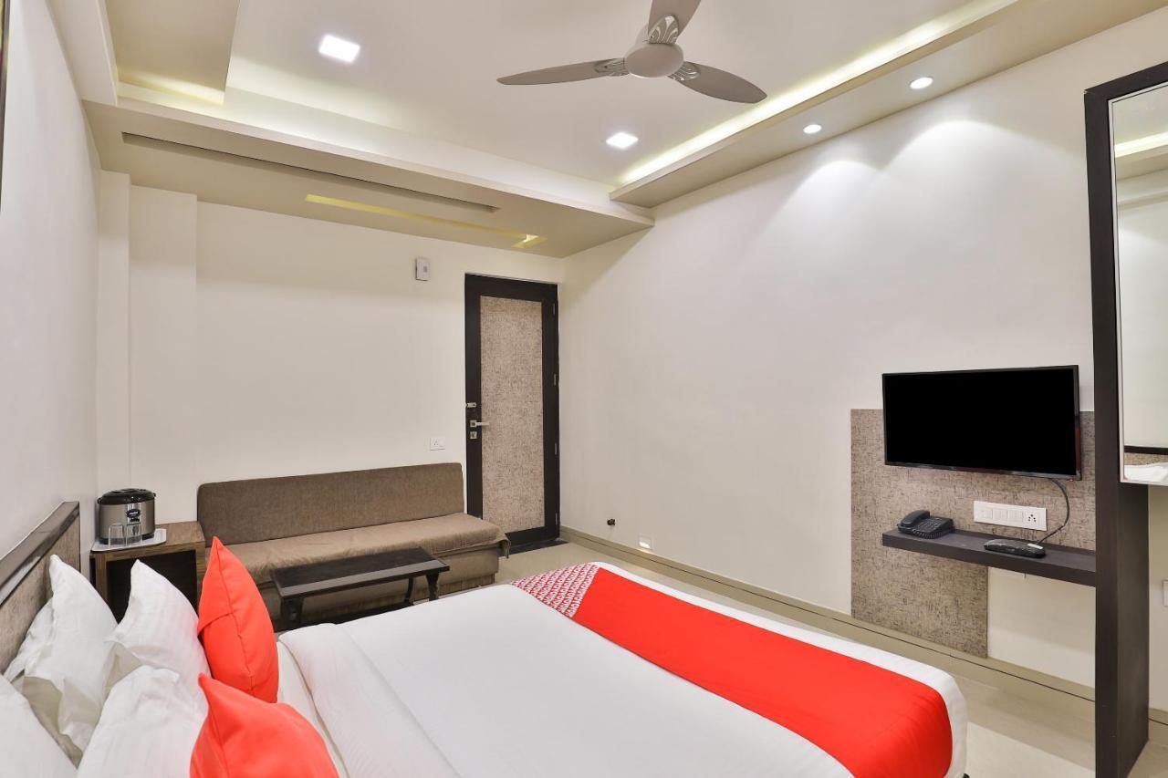 Oyo 23289 Hotel Anmol Palace Ahmedabad Exterior foto