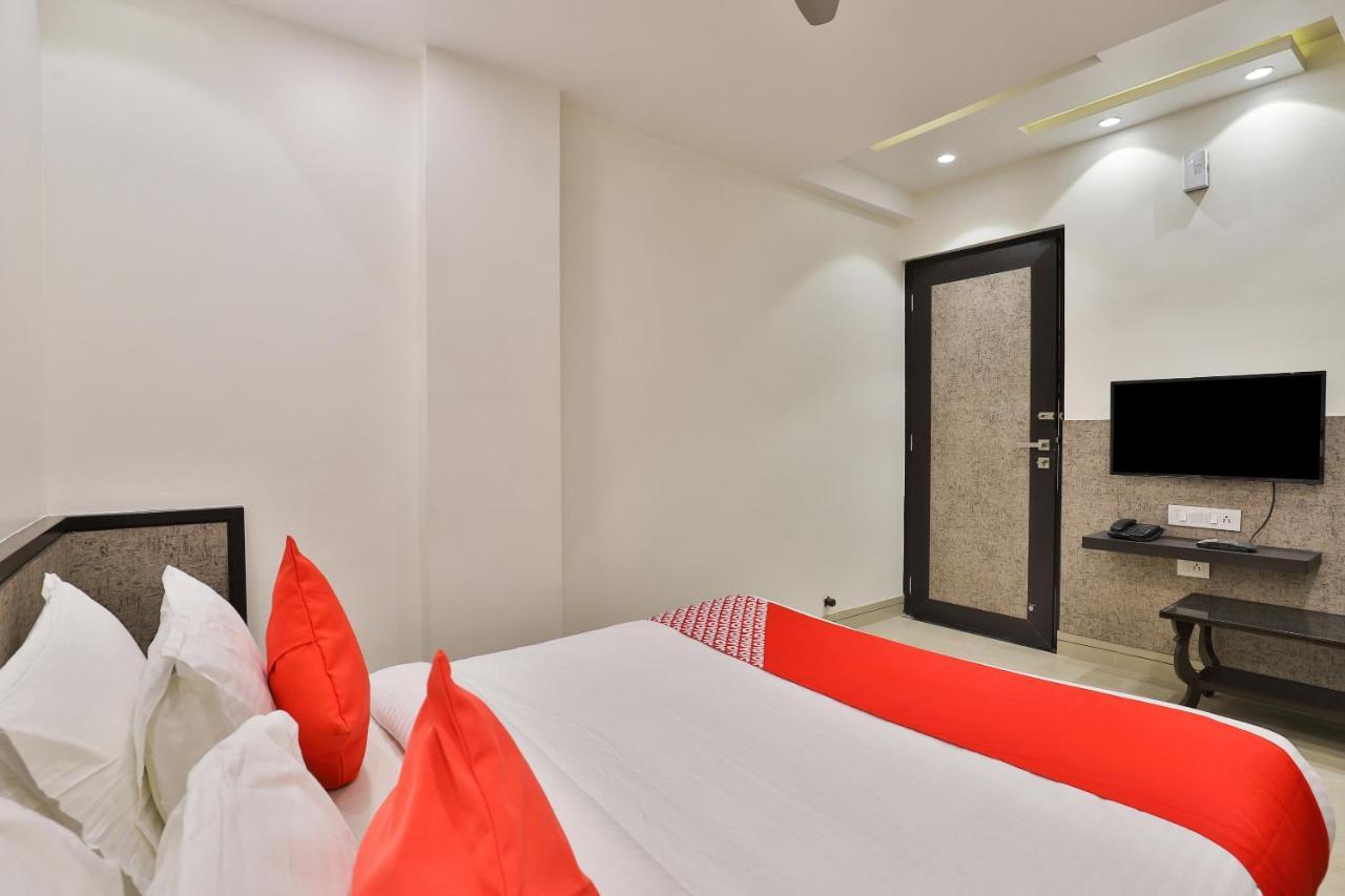Oyo 23289 Hotel Anmol Palace Ahmedabad Exterior foto