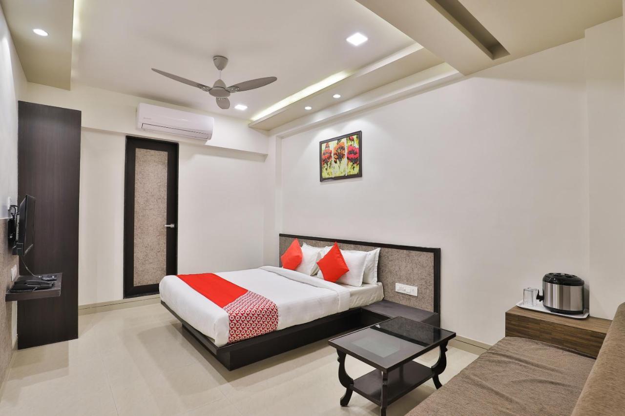 Oyo 23289 Hotel Anmol Palace Ahmedabad Exterior foto